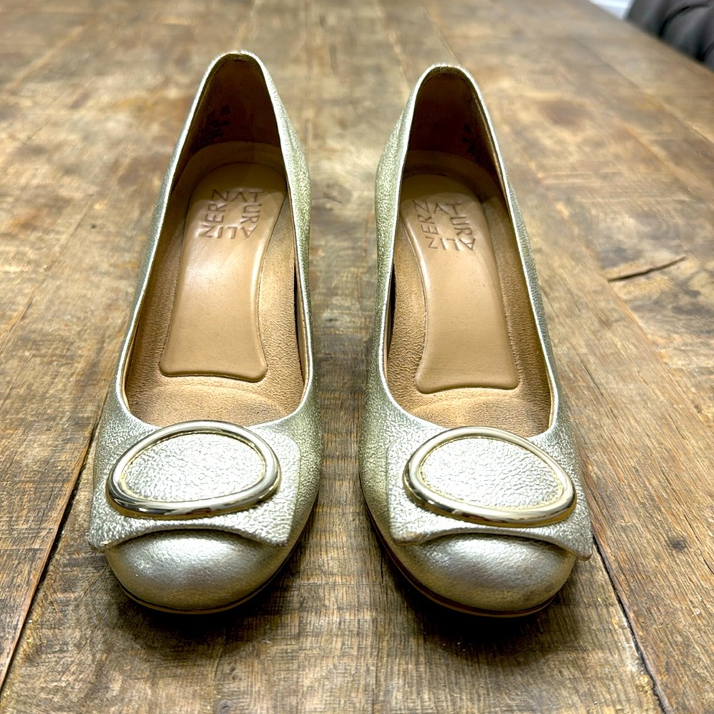 Naturalizer metallic gold block heel pumps decorative gold toe buckle size 4.5